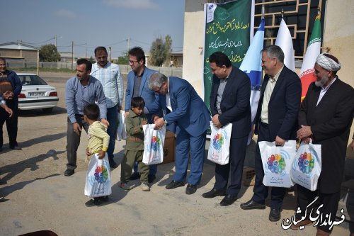  بسته های لوازم التحریر به دانش آموزان روستای قلمس اهدا گردید