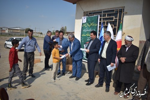  بسته های لوازم التحریر به دانش آموزان روستای قلمس اهدا گردید