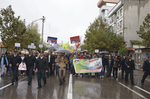 دانش آموزان گنبدی زیر بارش باران ، فریاد مرگ بر استکبار سر دادند